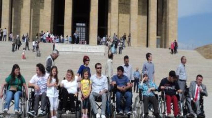 Engelli Gen&ccedil;ler Anıtkabir'i Ziyaret Etti