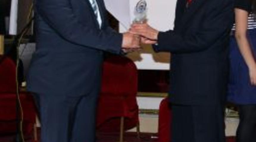 Belediye Başkanı Tuna'ya Yılın K&uuml;lt&uuml;r Mirasına Katkı &Ouml;d&uuml;l&uuml;