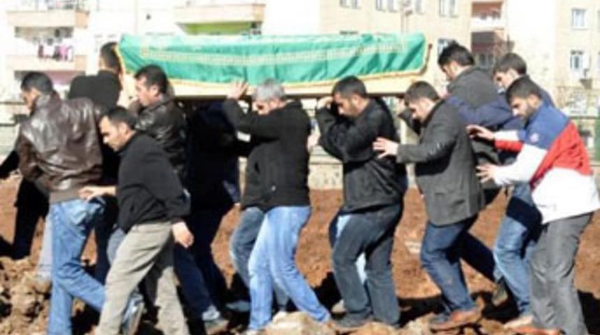 Eşini 43 yerinden bı&ccedil;akladı