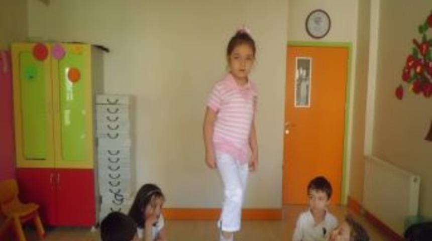 Anaokulu &Ouml;ğrencisi, Ninesine &Uuml;z&uuml;ld&uuml;, &Ccedil;orap Giyme Aparatı Geliştirdi