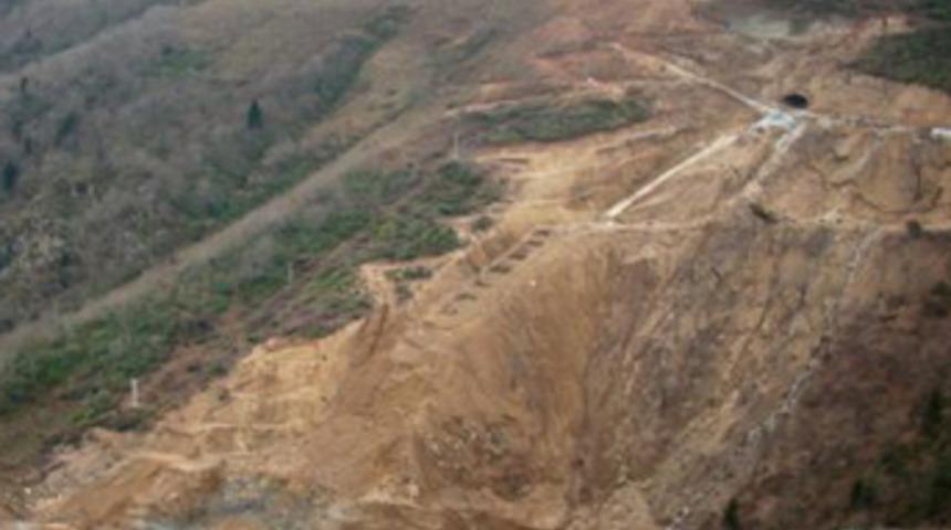 HES inşaatında duvar &ccedil;&ouml;kt&uuml;; 4 &ouml;l&uuml;