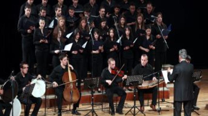 G&uuml;zel Sanatlar Korosu "ıtri"nin Bestelerini Seslendirdi