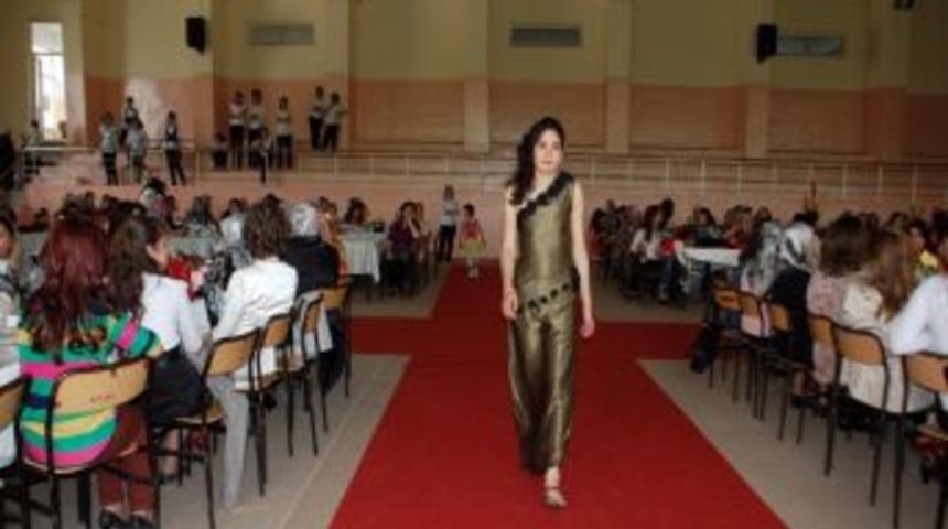 Besni Kız Meslek Lisesi Defile D&uuml;zenledi