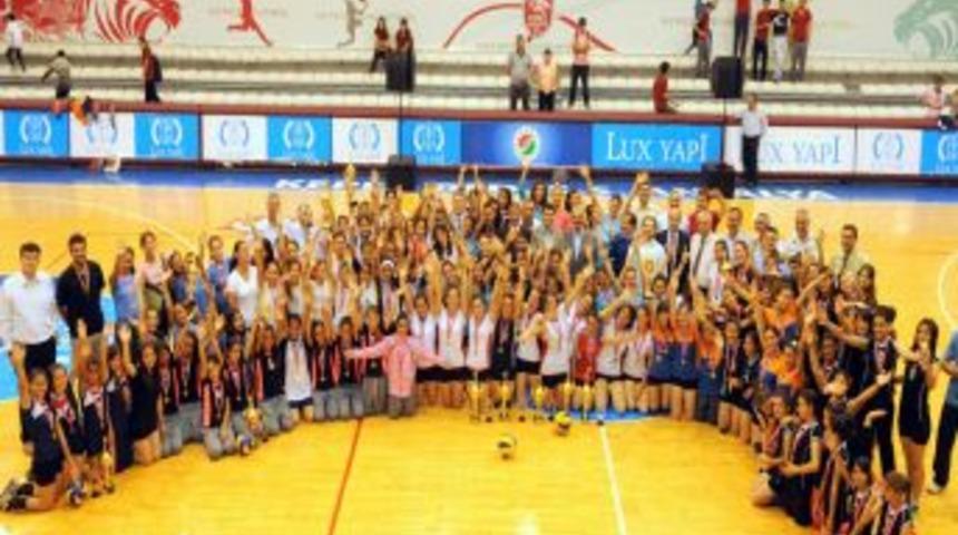 Dereceye Girenler Kupalarını Aldı