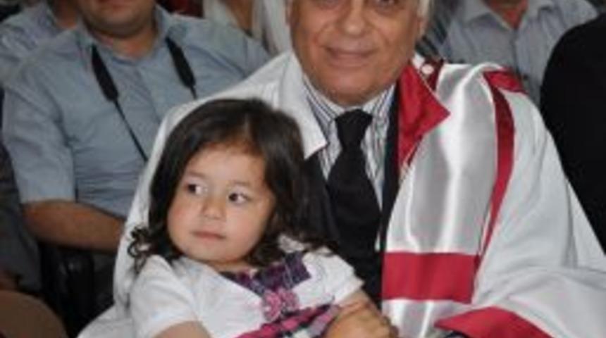 Annesinin Diploma T&ouml;renini Rekt&ouml;r&uuml;n Kucağında İzledi