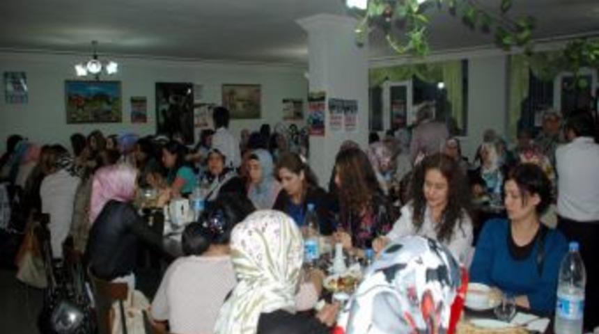 Eğitim-Bir-Sen &Uuml;yesi Kadınlar Yemekte Buluştu