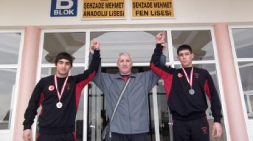 Şehzade Koleji &Ouml;ğrencileri, G&uuml;reş Şampiyonası'ndan Madalyayla D&ouml;nd&uuml;