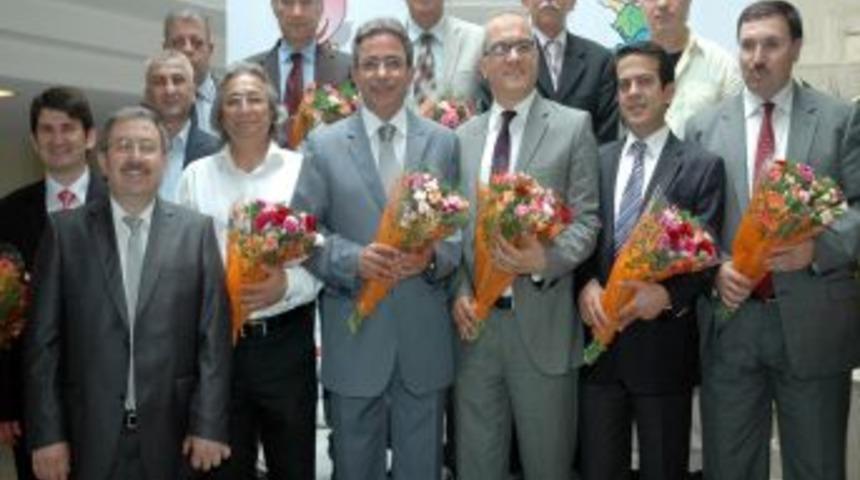 Bir Milyon Karanfille &Ccedil;i&ccedil;ekten Saat Kulesi Yapılacak