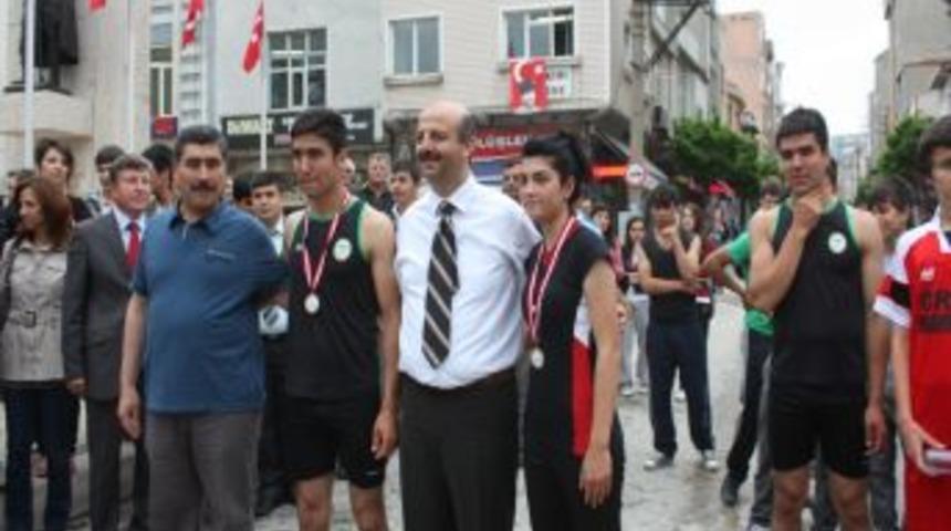 Gen&ccedil;lik Haftasında Gen&ccedil;ler Hem Y&uuml;r&uuml;d&uuml;ler Hem De Koştular