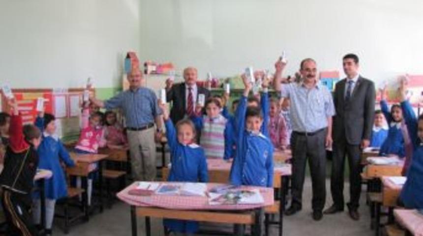 Hisarcık'ta Okullarda &Ouml;ğrencilere S&uuml;t Dağıtıldı