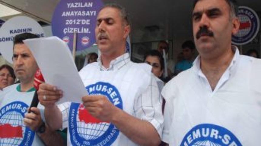 Memur-Sen &Uuml;yeleri H&uuml;k&uuml;metin Zam Teklifini Protesto Etti