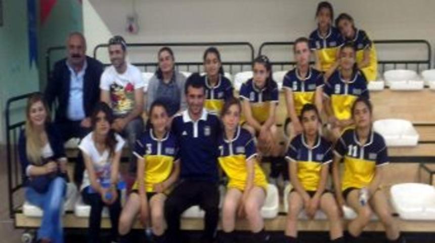 Kahtalı Minik Kızlar Voleybolda B&ouml;lge &Uuml;&ccedil;&uuml;nc&uuml;s&uuml; Oldu