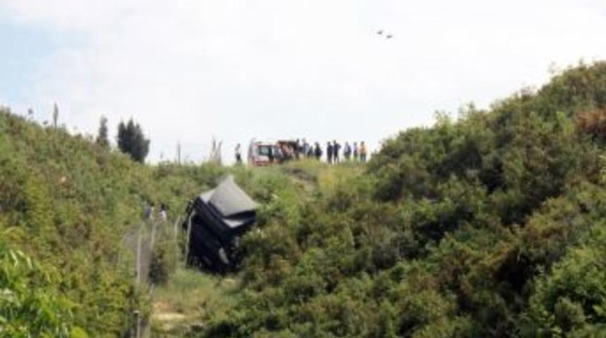 Virajı Alamayan TIR Şarampole Yuvarlandı