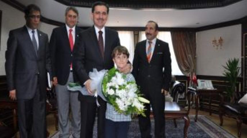 Başarılı Sporculardan Vali Topaca'ya Ziyaret