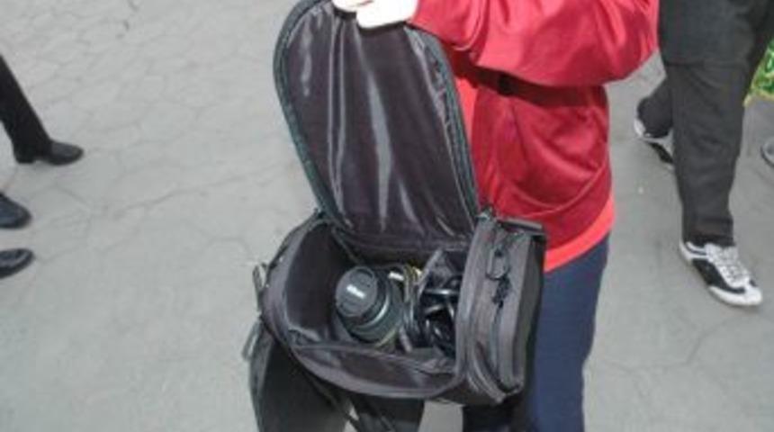 Bomba Ş&uuml;phesi Bulunan &Ccedil;antaya Hi&ccedil;bir &Ouml;nlem Alınmadan M&uuml;dahale Edildi