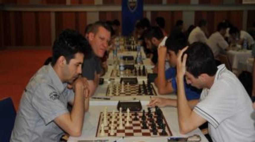 M&uuml;lkiye İzmir Satran&ccedil; Turnuvası Şenlik Havasında Ge&ccedil;ti