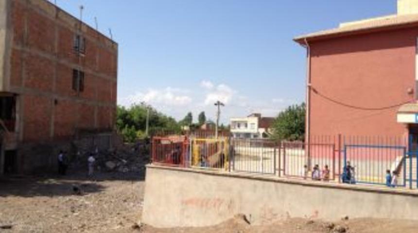 Bismil'de Okul Bitişiğinde Bulunan Harabe Ev Yıkıldı