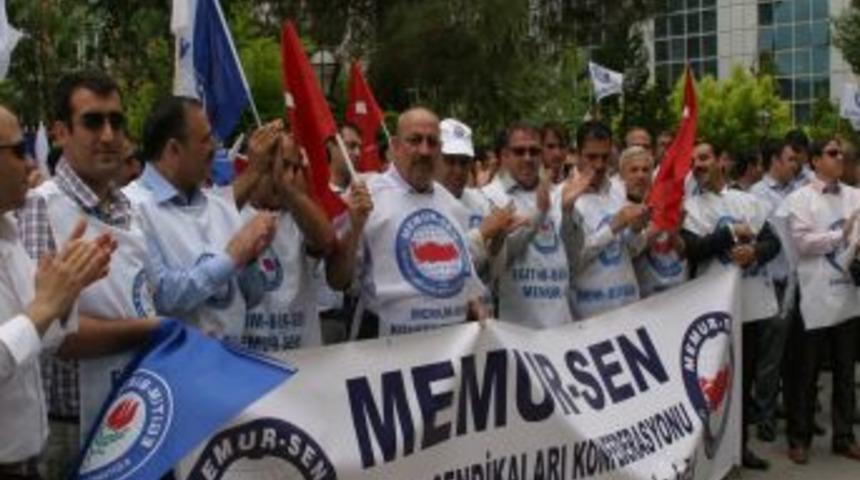 Memur-Sen &Uuml;yeleri H&uuml;k&uuml;metin Zam Teklifini Protesto Etti