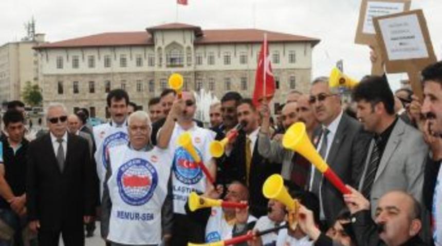Memur Zam Teklifine Vuvuzelalı Protesto