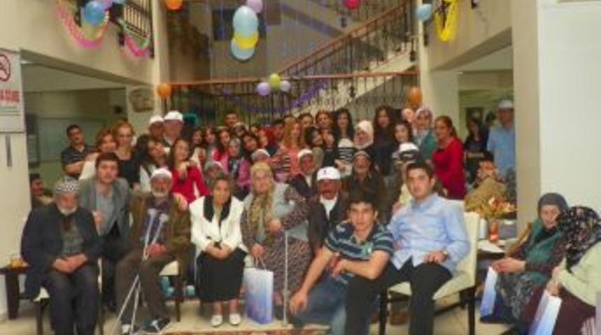 &Uuml;niversiteliler, Yaşlılarla Buluştu