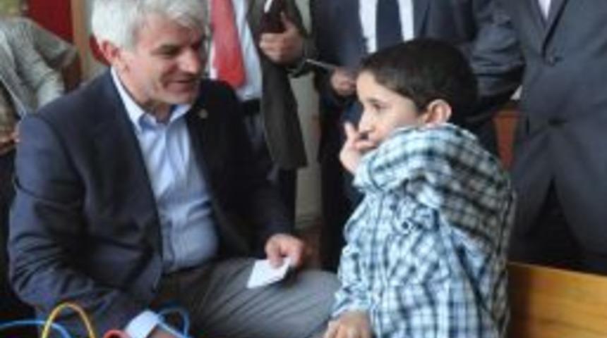 Otistik &Ouml;ğrencileri Ziyaret Eden Milletvekili Şahin İş Okulu M&uuml;jdesi Verdi