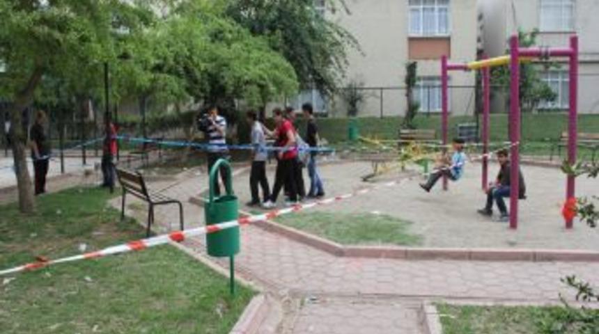 &Ccedil;ocuk Parkında Bankta Otururken &Ouml;ld&uuml;