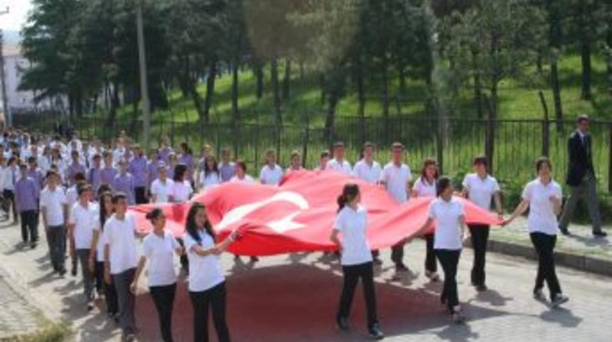 &Ccedil;aycuma'da Gen&ccedil;lik Haftası Nedeniyle Kortej Y&uuml;r&uuml;y&uuml;ş&uuml; Yapıldı
