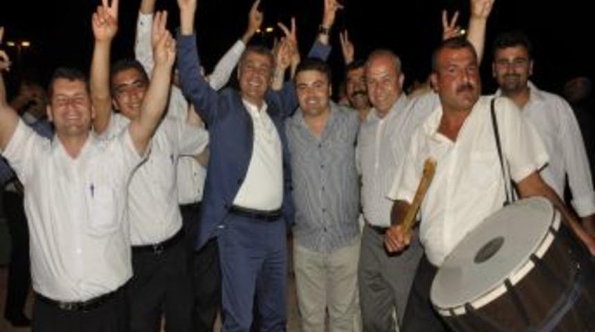 İş&ccedil;ileri Toplu S&ouml;zleşmeyi Belediye Başkanıyla Oynayarak Kutladı