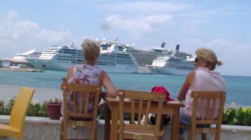 Kuşadası Limanı'na Beş Gemi Birden Yanaştı