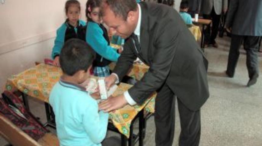 &Uuml;z&uuml;ml&uuml;'de 7 Okulda Bin 100 &Ouml;ğrenci S&uuml;t I&ccedil;ti