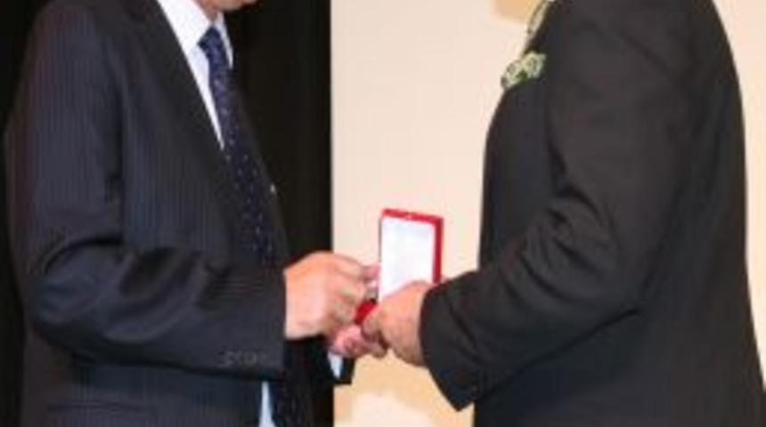 ETSO Başkanı Y&uuml;celik, Kadir İnanır'a Oltu Taşı'ndan Tespih Hediye Etti