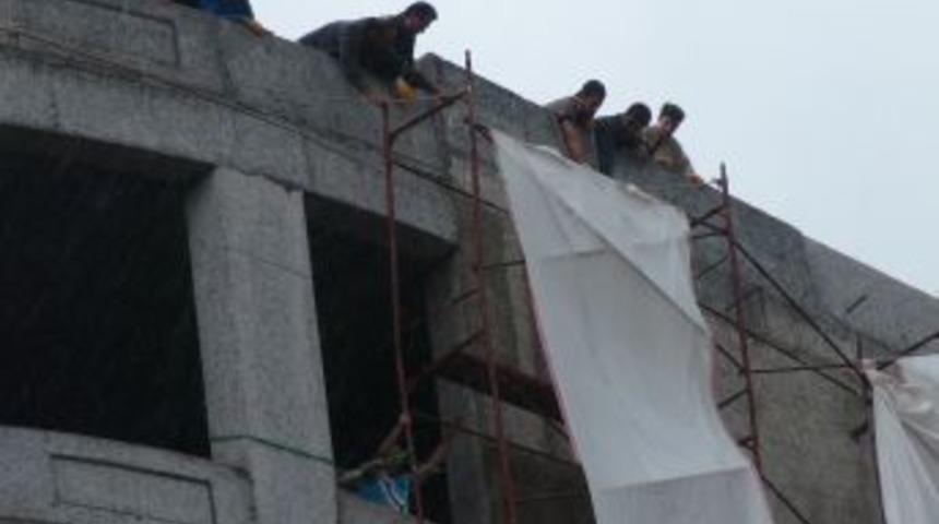 İş&ccedil;iler, Fırtınada Devrilmek &Uuml;zere Olan Iskeleyi G&uuml;&ccedil;l&uuml;kle Tutabildi