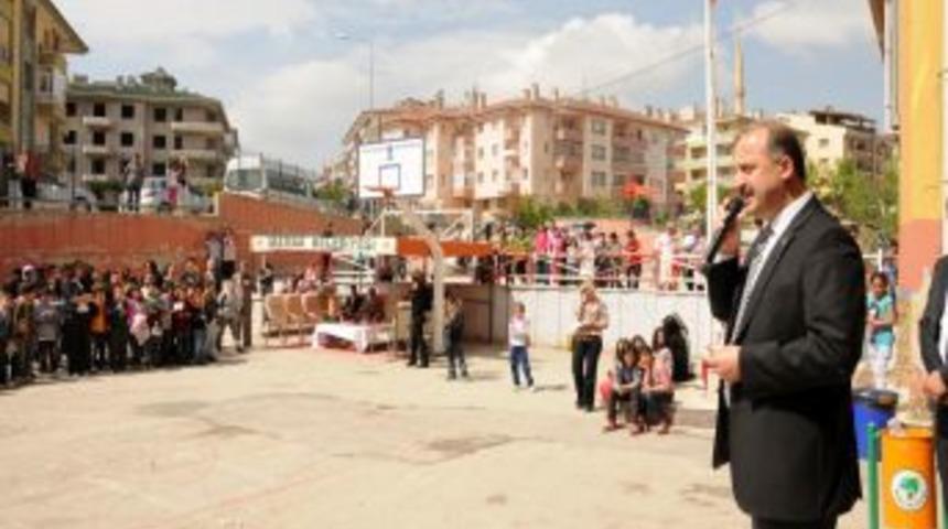 Belediye Başkanı Akg&uuml;l, &Ouml;ğrencilerin Coşkusuna Ortak Oldu