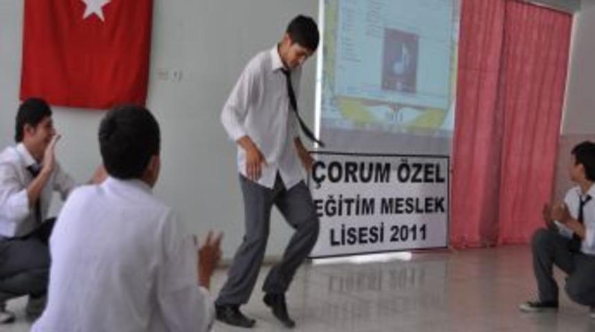 İşitme Engelliler M&uuml;ziği Hissederek Kolbastı Oynadı