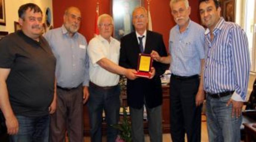 Burhaniye'de Başkan Akova'ya Deveci Plaketi