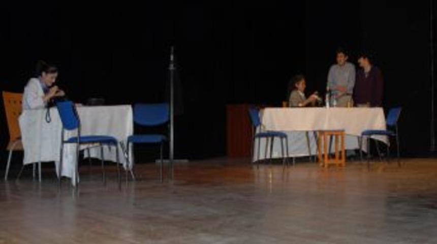 Perde 'yarası Olan'a' İle A&ccedil;ıldı