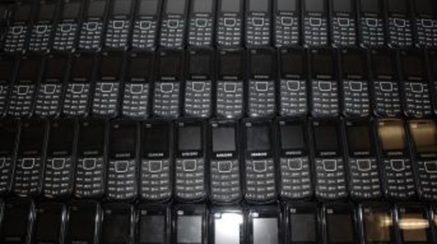 Havalimanında Ka&ccedil;ak Telefon Yakalandı