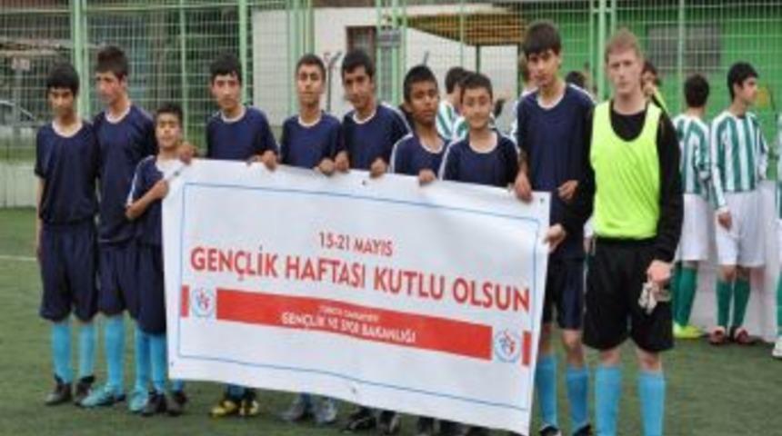 D&uuml;zce'de Sahaya "gen&ccedil;lik Haftası Kutlu Olsun" Pankartıyla &Ccedil;ıktılar