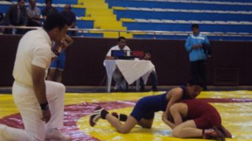 Erzurumlu Minik G&uuml;reş&ccedil;iler Madalyaları Topladı