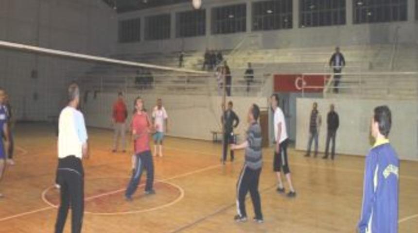 Akdağmadeni'nde Kurumlar Arası Voleybol Turnuvası
