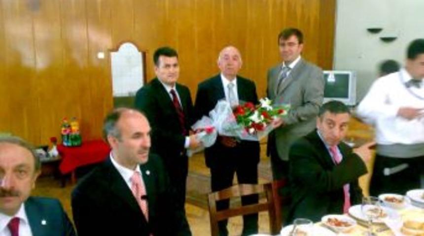 En Gen&ccedil; B&uuml;rokrattan En Yaşlı B&uuml;rokrata &Ccedil;i&ccedil;ek