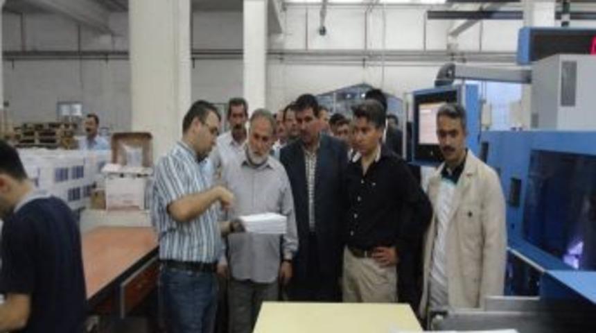 &Ouml;zalp Kaymakamı Şener, Doğu-Batı Kardeşliğine &Ouml;nc&uuml;l&uuml;k Yapıyor