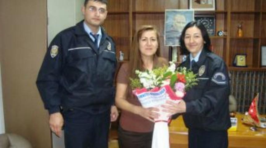 Polislerden Anneler Derneğine Ziyaret