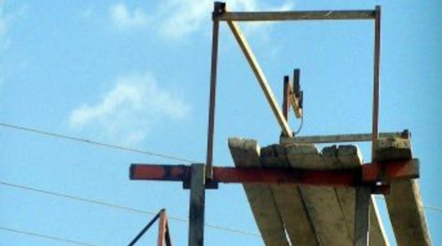 Duvar Ustalarını Elektrik &Ccedil;arptı: 1 &Ouml;l&uuml;, 2 Yaralı