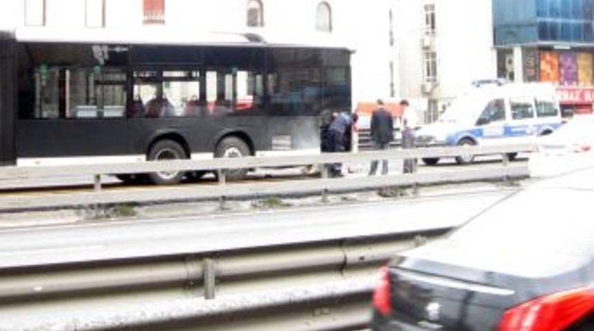 Metrob&uuml;ste Yangın Paniği