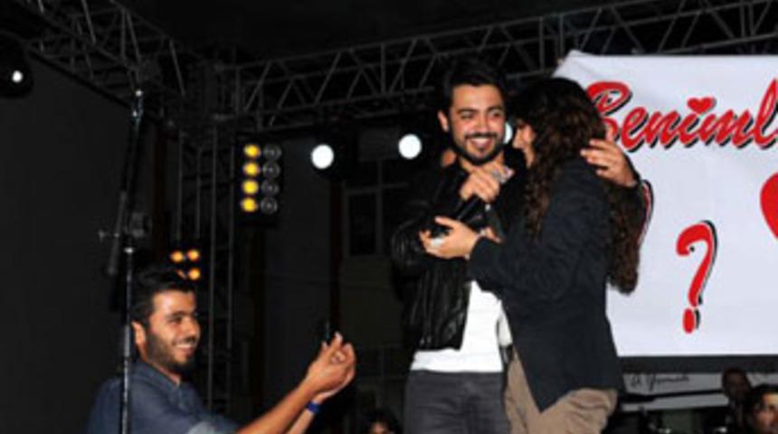 10 bin kişinin huzurunda evlilik teklifi