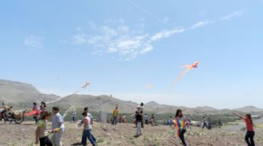 Yeşil Derik Okuma Salonu U&ccedil;urtma Şenliği D&uuml;zenlendi