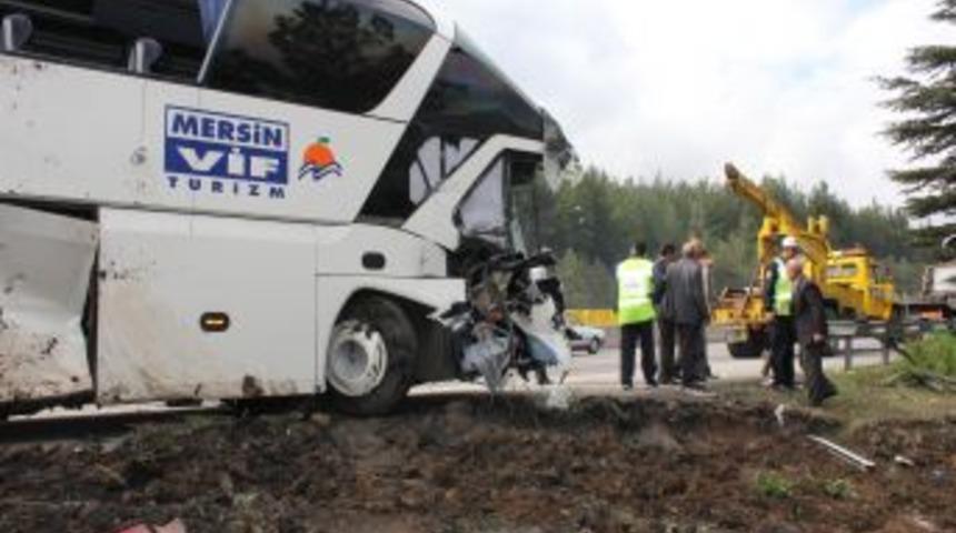 Yolcu Otob&uuml;s&uuml; Kamyona &Ccedil;arptı: 1'i Ağır 16 Yaralı