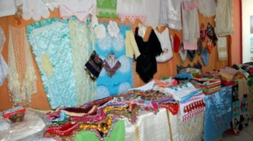 &Ouml;ğrenci Yurdu Yararına Kermes D&uuml;zenlediler