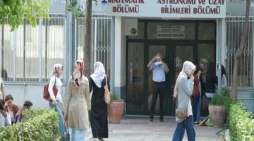 Kapıda Baş&ouml;rt&uuml;s&uuml; N&ouml;beti Tutan Profes&ouml;r, Kameralara Yakalandı